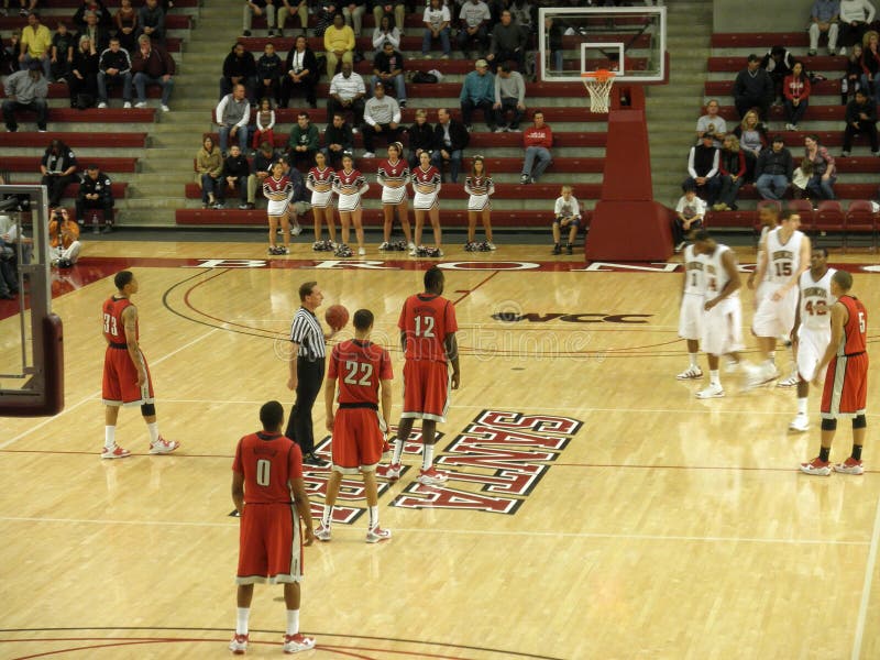 Players get ready for jump ball to start play stock photography Players get ready for jump ball to start play stock photography