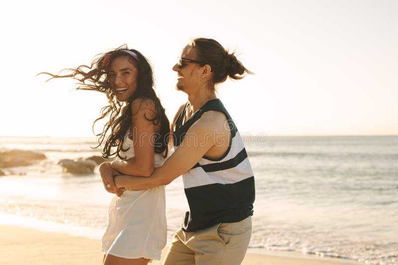 Playful young couple on beach vacation royalty free stock images Playful young couple on beach vacation royalty free stock images