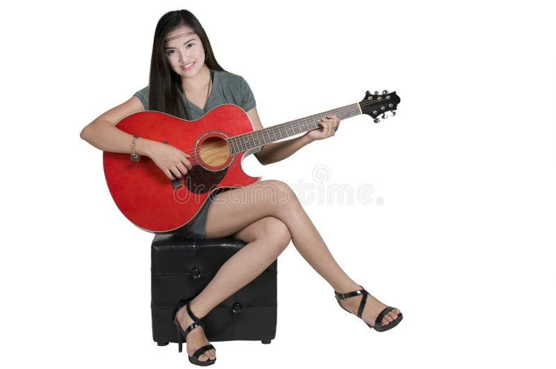 Immagine di una ragazza che suona la chitarra come hobby.
