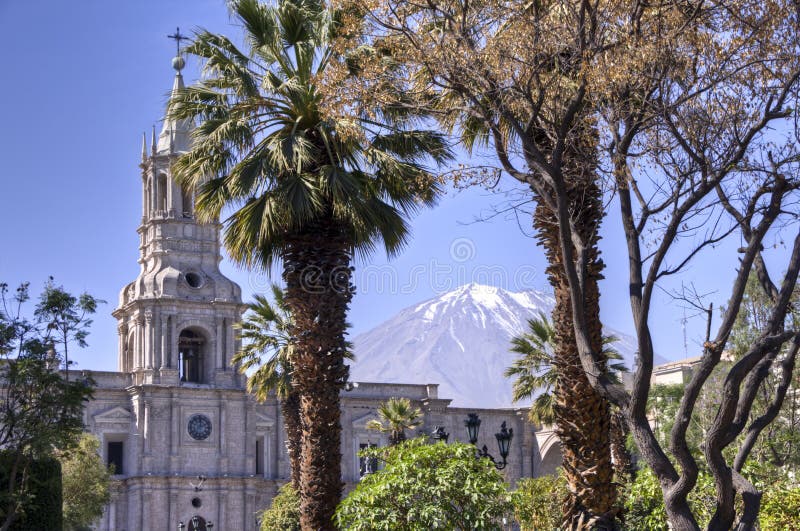 Plaza DE Armas met de vulkaan van Gr Misti, Arequipa royalty-vrije stock fotografie Plaza DE Armas met de vulkaan van Gr Misti, Arequipa royalty-vrije stock fotografie