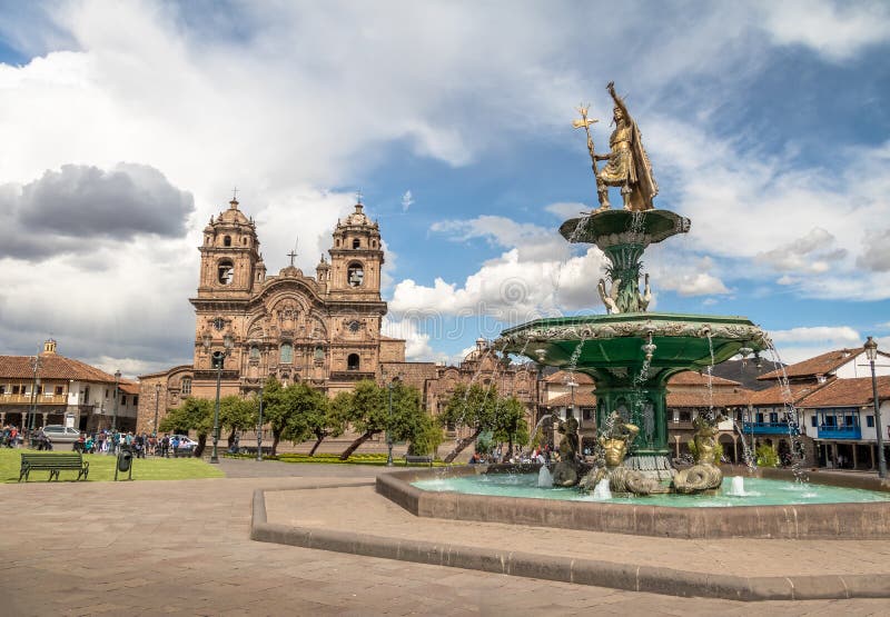Plaza de Armas με την πηγή Inca και Compania de Ιησούς Church - Cusco, Περού στοκ εικόνα Plaza de Armas με την πηγή Inca και Compania de Ιησούς Church - Cusco, Περού στοκ εικόνα