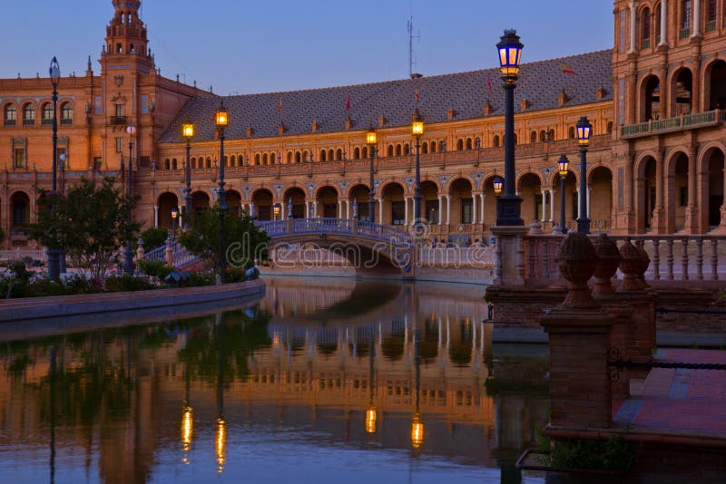 Plaza de Espana alla notte, Siviglia, Spagna immagine stock libera da diritti Plaza de Espana alla notte, Siviglia, Spagna immagine stock libera da diritti