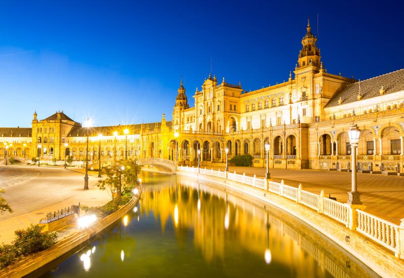 Plaza de Espana em Sevilla Spain no crepúsculo imagem de stock royalty free Plaza de Espana em Sevilla Spain no crepúsculo imagem de stock royalty free