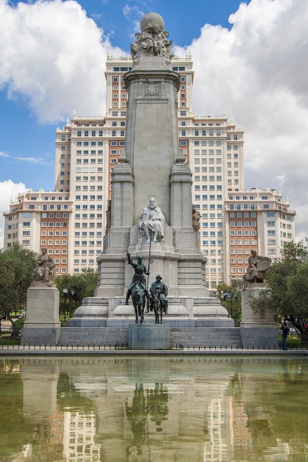 Plaza de Espana en Madrid Monumento a Cervantes foto de archivo libre de regalías Plaza de Espana en Madrid Monumento a Cervantes foto de archivo libre de regalías