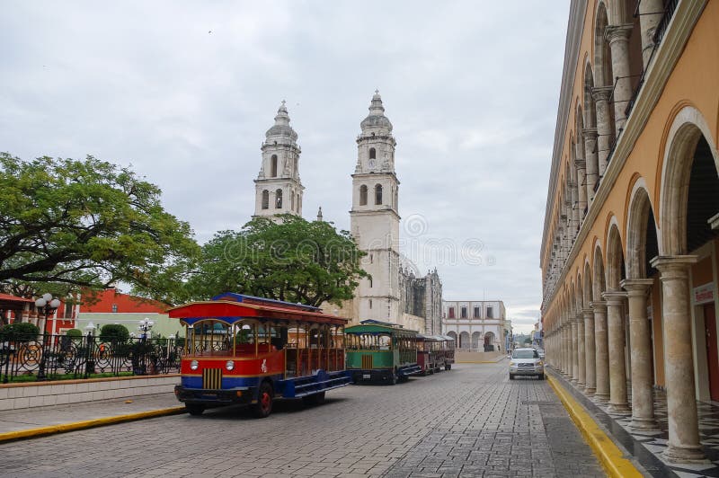 Plaza de la independencia, trenes del turista y catedral en el contrario fotografía de archivo libre de regalías