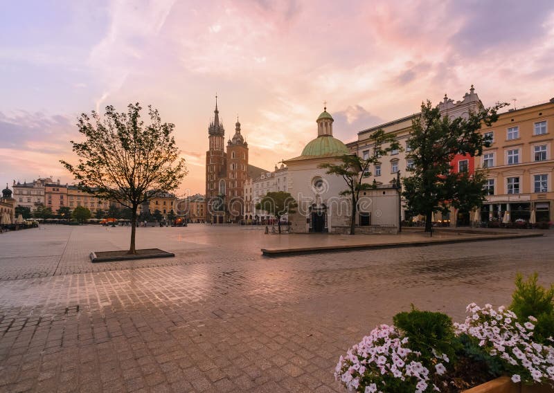 Plaza del mercado de Kraków en salida del sol rosada foto de archivo libre de regalías Plaza del mercado de Kraków en salida del sol rosada foto de archivo libre de regalías
