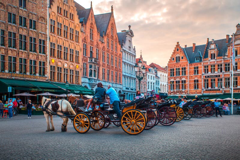 Plaza del mercado en Brujas con los turistas imagen de archivo libre de regalías Plaza del mercado en Brujas con los turistas imagen de archivo libre de regalías