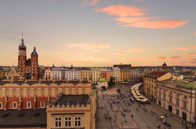 Plaza del mercado en puesta del sol, Polonia de Kraków fotografía de archivo Plaza del mercado en puesta del sol, Polonia de Kraków fotografía de archivo