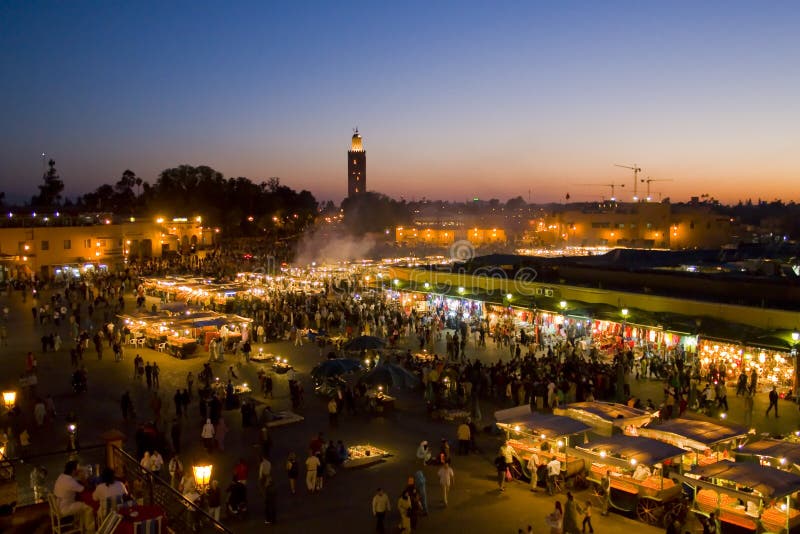 Plaza el Djem Fnaa a trhu vo vnútri Medina v Marakéši(Maroka).