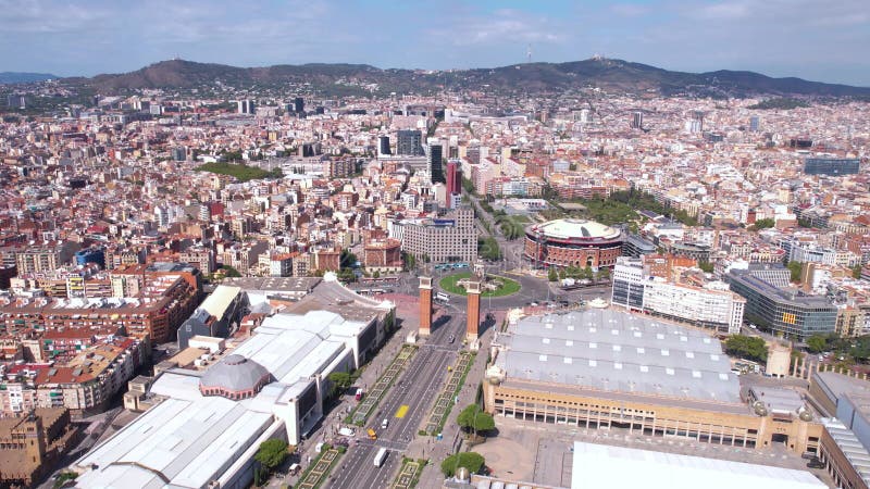 Plaza espana barcelona. Vista aérea cinematográfica da paisagem urbana quadrada e do tráfego