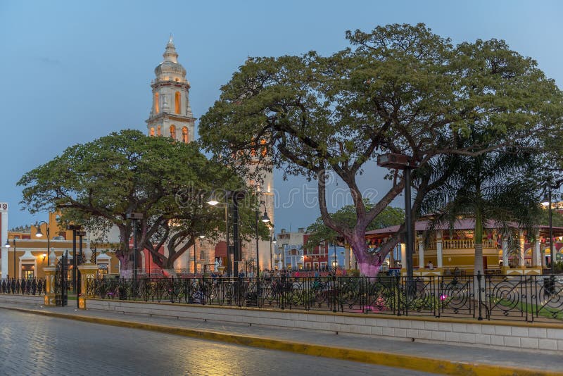 Plaza parque independencia con catedral concepción en campeche méxico fotografía de archivo libre de regalías