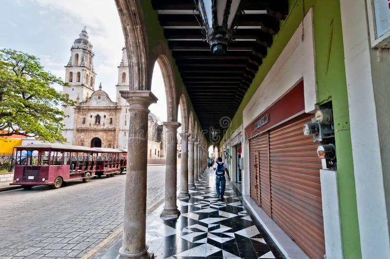 Plaza principal con la catedral en Campeche, México imágenes de archivo libres de regalías
