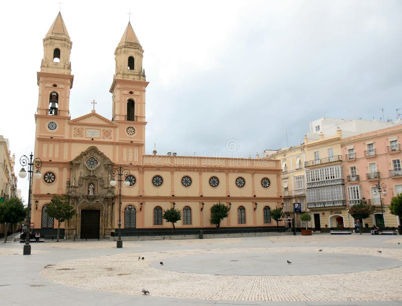 Plaza San Antonio e la stessa chiesa a Cadice, Spagna immagini stock libere da diritti Plaza San Antonio e la stessa chiesa a Cadice, Spagna immagini stock libere da diritti