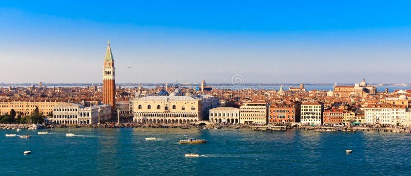 Plaza San Marco del panorama en Venecia, visión desde el top foto de archivo libre de regalías Plaza San Marco del panorama en Venecia, visión desde el top foto de archivo libre de regalías