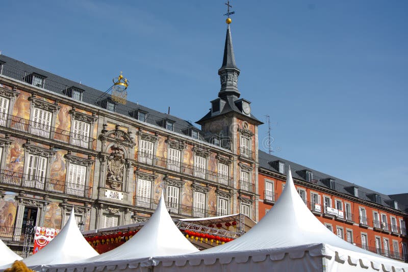 Plazaborgmästare av Madrid med tält för kinesisk händelse för nytt år arkivbild Plazaborgmästare av Madrid med tält för kinesisk händelse för nytt år arkivbild
