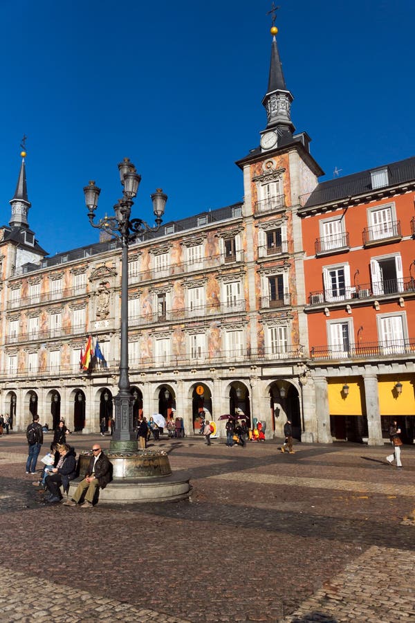 Plazaborgmästare med statyn av konungen Philips III i Madrid, Spanien arkivfoto Plazaborgmästare med statyn av konungen Philips III i Madrid, Spanien arkivfoto