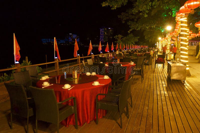 Plaża i promenada w zatoce Dadonghai, Hainan. Piękne widoki na zatokę Dadonghai, Hainan, Chiny