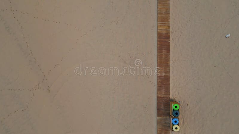 Plaża piaskowa drewniana ścieżka porannego lotu. tropikalna powierzchnia piaszczysta