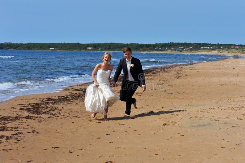 plażowej pary roześmiany ślub