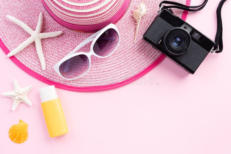 Plażowi akcesoria retro ekranowa kamera, okulary przeciwsłoneczni rozgwiazda, plażowy kapelusz i denny skorupy sunblock na tle dl obrazy royalty free Plażowi akcesoria retro ekranowa kamera, okulary przeciwsłoneczni rozgwiazda, plażowy kapelusz i denny skorupy sunblock na tle dl obrazy royalty free