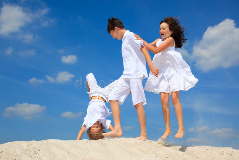 plażowi dzieci zdjęcie stock plażowi dzieci zdjęcie stock