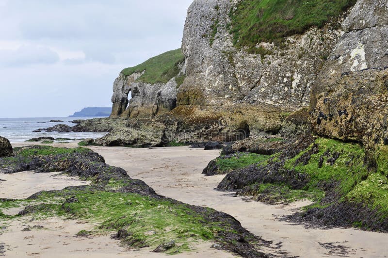 plażowy Ireland północny portrush skały s biel zdjęcia royalty free plażowy Ireland północny portrush skały s biel zdjęcia royalty free