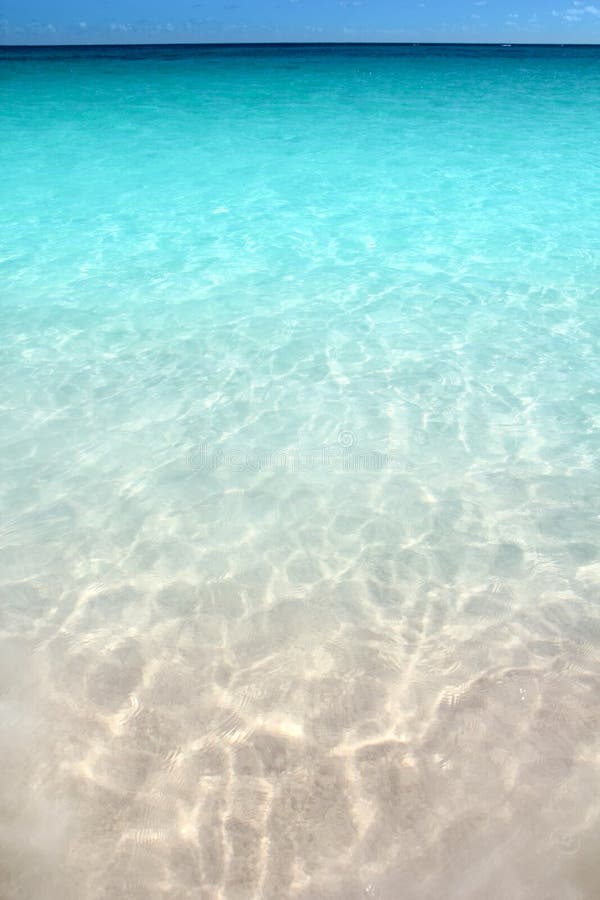 Plażowy morza karaibskiego brzeg turkus