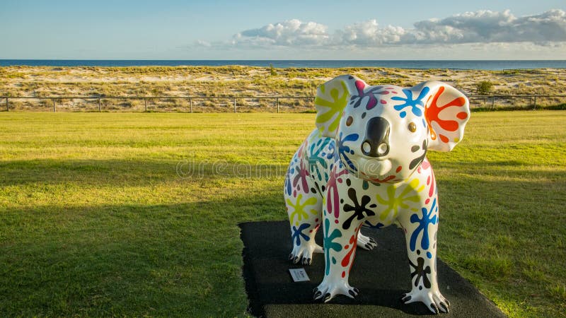 Plażowy wejście z colourful koali statuy Gold Coast Queensland Australia szerokim wizerunkiem fotografia royalty free