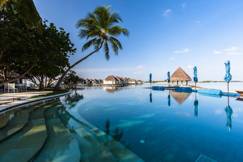 Plażowy widok przy Cztery sezonami Ucieka się Maldives przy Kuda Huraa zdjęcie royalty free Plażowy widok przy Cztery sezonami Ucieka się Maldives przy Kuda Huraa zdjęcie royalty free