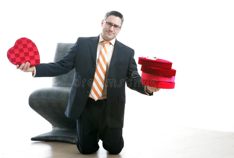 Hombre en la tienda un traje Día de San Valentín Miel.