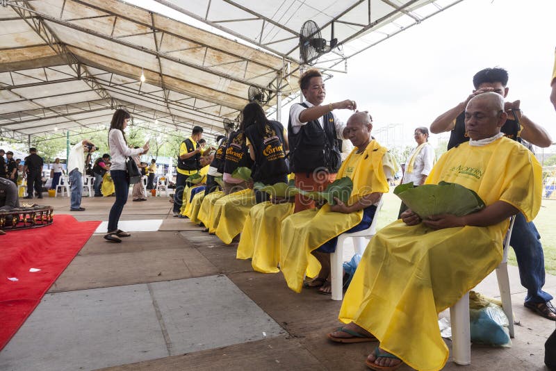 Plechtig die haar in Bangkok, Thailand wordt gesneden stock afbeelding Plechtig die haar in Bangkok, Thailand wordt gesneden stock afbeelding