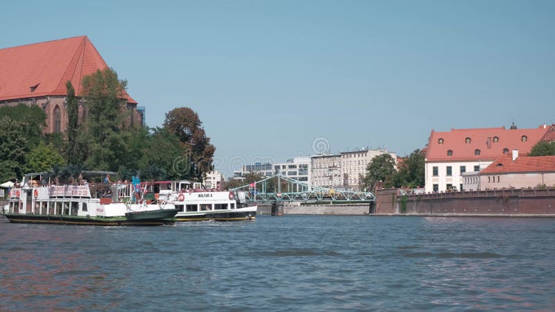 Plechtige boten met toeristen reizen op de rivier Odra in het historische stadscentrum