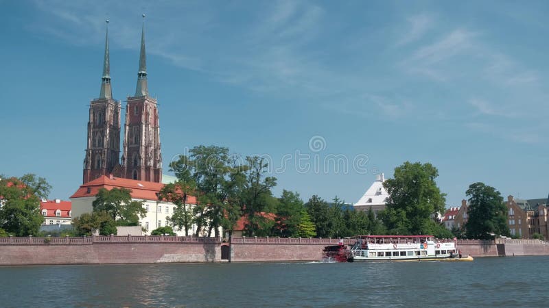 Plechtige boten met toeristen reizen op de rivier Odra in het historische stadscentrum