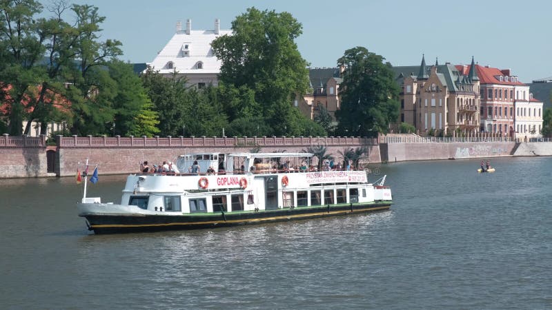 Plechtige boten met toeristen reizen op de rivier Odra in het historische stadscentrum