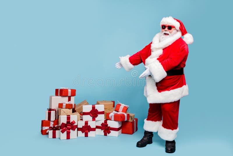 Plein pied vue de son corps beau gras gai joyeux joyeux bon barbu père Noël montrant la pile de piles photos stock Plein pied vue de son corps beau gras gai joyeux joyeux bon barbu père Noël montrant la pile de piles photos stock