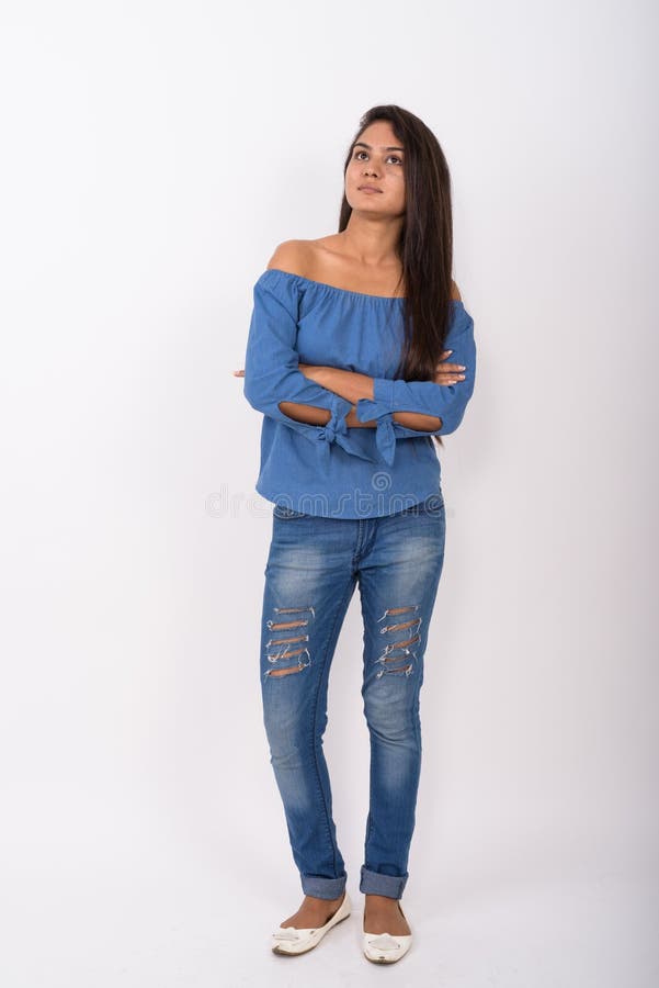 Plein tir de corps de la jeune position indienne de femme tout en pensant l'esprit images stock Plein tir de corps de la jeune position indienne de femme tout en pensant l'esprit images stock