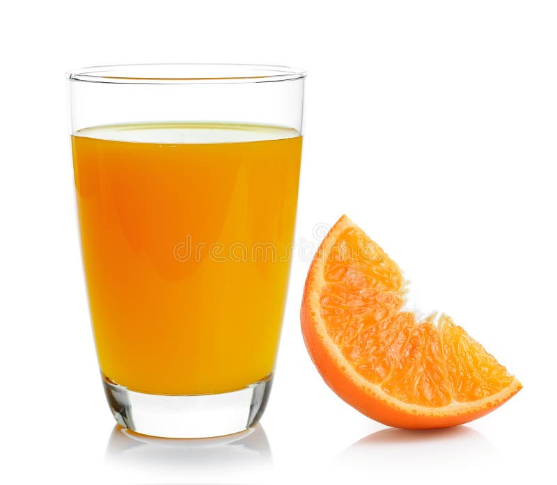 Plein verre de jus d'orange et d'orange