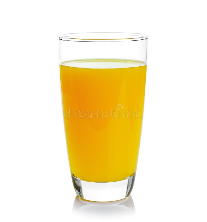 Plein verre de jus d'orange sur le fond blanc