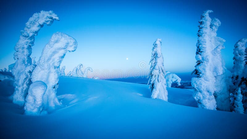 Pleine lune au-dessus des montagnes neigeuses image libre de droits Pleine lune au-dessus des montagnes neigeuses image libre de droits