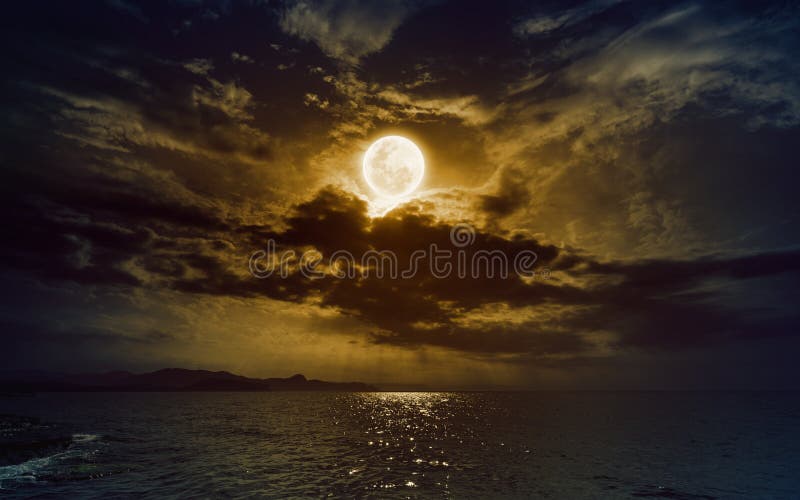 Pleine lune jaune en hausse en ciel nocturne foncé avec la réflexion dans le wat photos stock