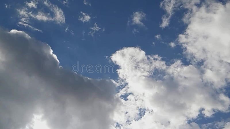 Pleine Temps-faute de HD : Nuages blancs fonctionnant à travers le ciel bleu, laps de temps de Cloudscape