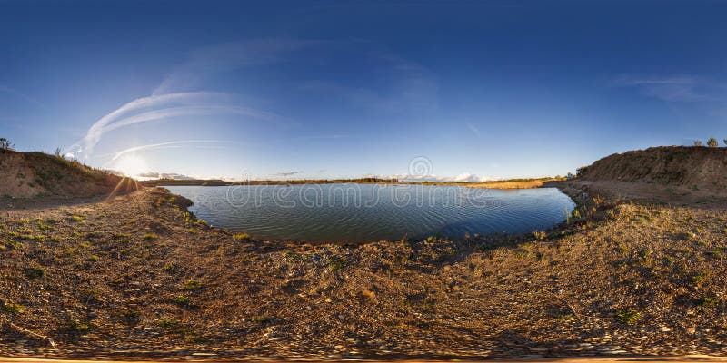 Pleine vue d'angle sans couture du panorama 360 près de la carrière inondée avec de l'eau pour l'exploitation d'extraction de sab images libres de droits Pleine vue d'angle sans couture du panorama 360 près de la carrière inondée avec de l'eau pour l'exploitation d'extraction de sab images libres de droits