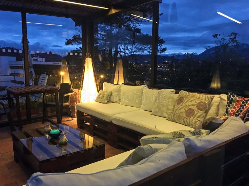 Plenerowy dachu patio przy nocą obrazy stock Plenerowy dachu patio przy nocą obrazy stock