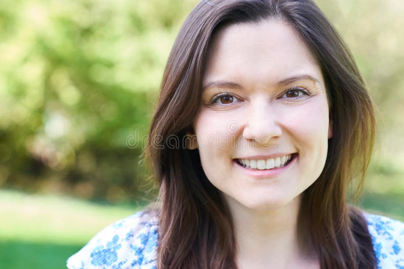 Plenerowy Kierowniczy I ramiona portret Roześmiana młoda kobieta fotografia stock Plenerowy Kierowniczy I ramiona portret Roześmiana młoda kobieta fotografia stock