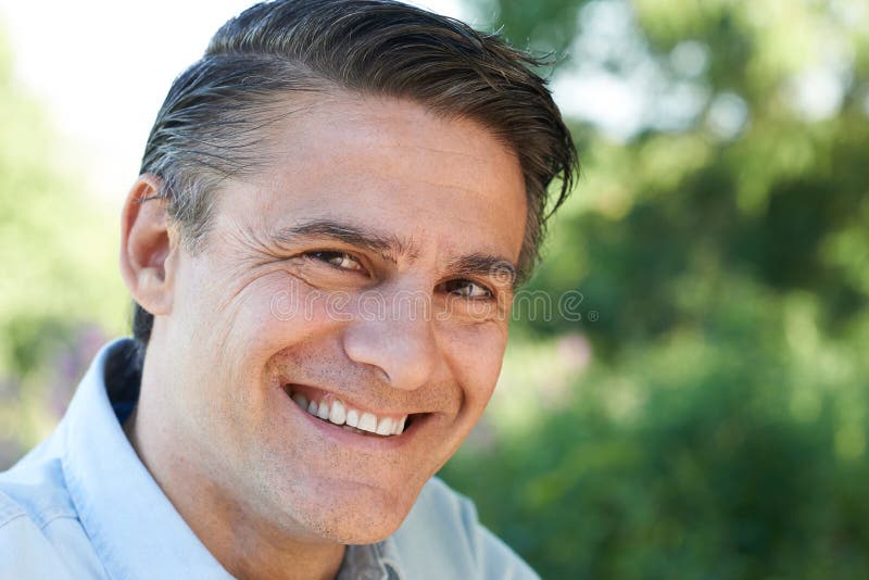 Plenerowy Kierowniczy I ramiona portret Uśmiechnięty Dorośleć mężczyzna zdjęcie stock Plenerowy Kierowniczy I ramiona portret Uśmiechnięty Dorośleć mężczyzna zdjęcie stock