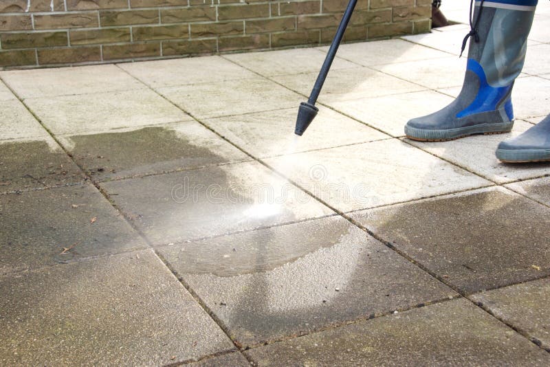 Plenerowy podłogowy cleaning z wysokość naciska wodnym strumieniem obraz stock Plenerowy podłogowy cleaning z wysokość naciska wodnym strumieniem obraz stock