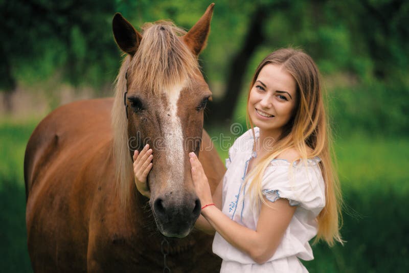 Plenerowy portret młoda piękna kobieta z koniem zdjęcie stock Plenerowy portret młoda piękna kobieta z koniem zdjęcie stock