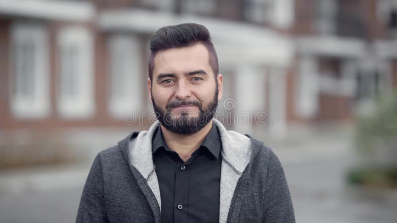 Plenerowy portret młody przystojny uśmiechnięty mężczyzna z brodą zbiory Plenerowy portret młody przystojny uśmiechnięty mężczyzna z brodą zbiory