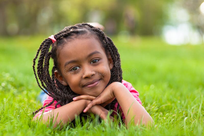 Plenerowy portret śliczna młoda czarna dziewczyna ono uśmiecha się - Afrykański pe