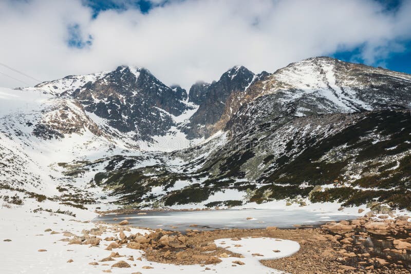 Pleso de Skalnate, lac en montagnes de Tatra en hiver photos stock Pleso de Skalnate, lac en montagnes de Tatra en hiver photos stock